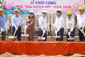 Đại biểu dự lễ khởi công xây dựng 2 căn nhà Đại đoàn kết trên địa bàn xã Tân Long. (Ảnh: HỮU NGHĨA)
