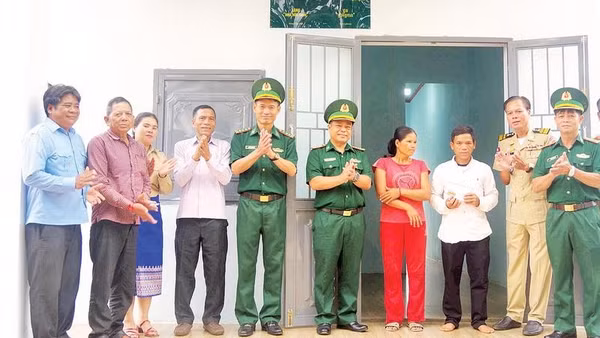 Đoàn công tác Bộ đội Biên phòng tỉnh Gia Lai bàn giao “Nhà hữu nghị” tặng gia đình chị Puih Vêu, xã Pó Nhầy (huyện Ozadao, tỉnh Ratanakiri, Vương quốc Campuchia).