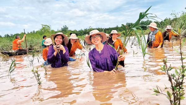 Du khách trải nghiệm du lịch xanh, thân thiện với môi trường tại tỉnh Vĩnh Long.