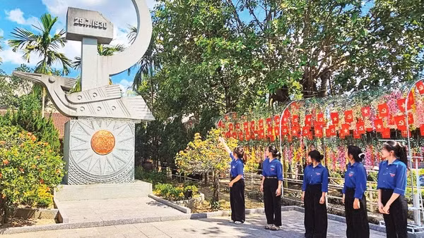 Thế hệ trẻ Thanh Hóa trong một cuộc về nguồn, tìm hiểu vai trò lãnh đạo của Đảng qua các thời kỳ cách mạng. 