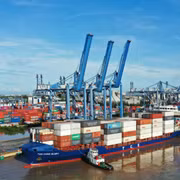 Kinh doanh dịch vụ khai thác cảng Tân Cảng