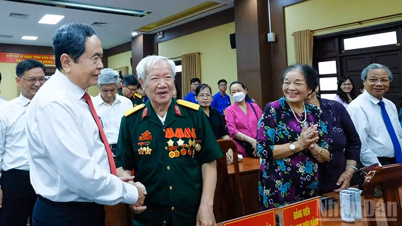 ndo_br_chu-tich-quoc-hoi-tran-thanh-man-voi-cac-dang-vien-anh-the-anh-2.jpg