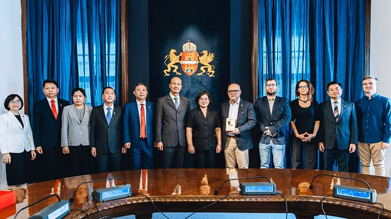 anh-4-lam-viec-voi-dai-dien-chinh-quyen-thanh-pho-budapest.jpg