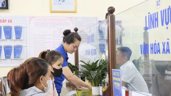 Người dân đến làm thủ tục hành chính tại Ủy ban nhân dân xã Minh Châu, Hà Nội. (Ảnh: Quốc Toản)
