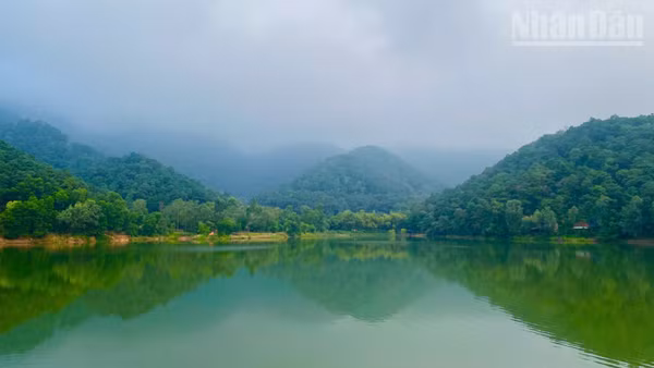 Hồ Hàm Lợn. (Ảnh: Ngân Nguyễn)
