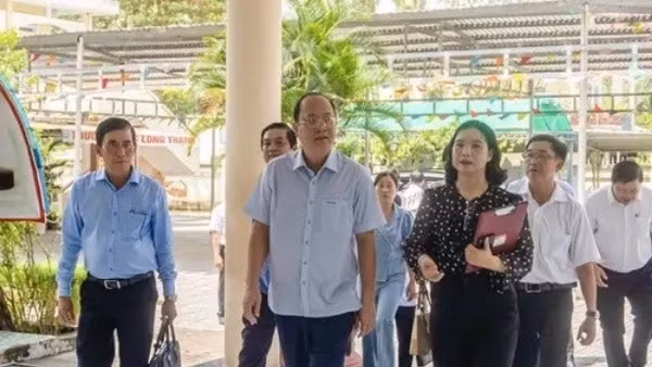 Đồng chí Nguyễn Hồ Hải, Ủy viên Trung ương Đảng, Bí thư Tỉnh ủy Cà Mau kiểm tra, chỉ đạo công tác chuẩn bị năm học mới tại một số trường ở xã Hòa Bình. (Ảnh: Lãnh đạo xã cung cấp)