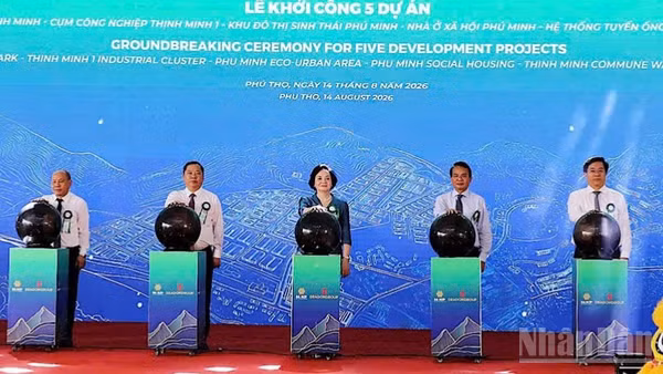 Đồng chí Phạm Thị Thanh Trà, Bí thư Trung ương Đảng, Phó Thủ tướng Chính phủ (giữa) cùng các đồng chí lãnh đạo Bộ, ngành Trung ương và tỉnh Phú Thọ bấm nút Lễ khởi công Tổ hợp 5 dự án trọng điểm về phát triển công nghiệp, đô thị và an sinh xã hội tại xã Thịnh Minh, tỉnh Phú Thọ.