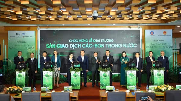 Đúng giờ mở cửa thị trường, nguyên Phó Thủ tướng Trần Hồng Hà cùng các đại biểu đã thực hiện nghi thức khai trương Sàn Giao dịch carbon trong nước, bắt đầu phiên giao dịch đầu tiên của thị trường carbon.. (Ảnh: BTC)