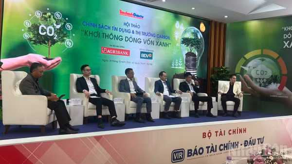 Các diễn giả tham dự Hội thảo “Chính sách tín dụng và thị trường Carbon: Khơi thông dòng vốn xanh”. (Ảnh: PV)
