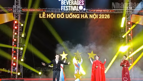 Một tiết mục văn nghệ tại lễ bế mạc Lễ hội đồ uống Hà Nội 2026. Ảnh: Minh Đức