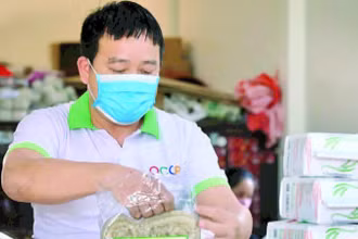 Sản xuất và đóng gói mì gạo Chũ tại Hợp tác xã Thuận Hưng.