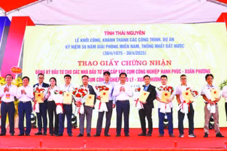 Lãnh đạo tỉnh Thái Nguyên trao giấy chứng nhận đăng ký đầu tư cho hàng loạt dự án đầu tư vào các khu, cụm công nghiệp.