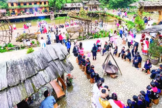 Bản du lịch cộng đồng Cát Cát là điểm đến yêu thích của nhiều du khách trong nước và nước ngoài. (Ảnh CÔNG HẢI)
