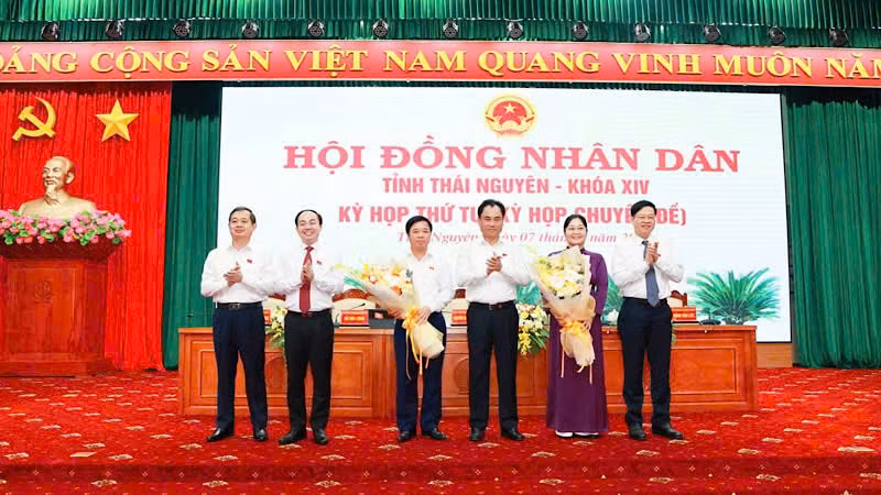 Các đồng chí Thường trực Tỉnh ủy tặng hoa chúc mừng đồng chí Bùi Văn Lương và đồng chí Hoàng Thu Trang.