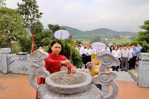 Đồng chí Nguyễn Thị Thu Hà, Ủy viên Trung ương Đảng, Bí thư Đảng ủy, Phó Chánh Văn phòng Thường trực Văn phòng Trung ương Đảng thành kính dâng hương tưởng nhớ các bậc tiền bối cách mạng tại Nhà bia di tích lịch sử Văn phòng Trung ương Đảng. (Ảnh: THẾ BÌNH)