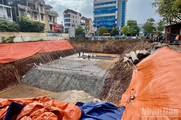 Bể chứa chống ngập úng có dung tích 2.500m³ đang được khẩn trương thi công. (Ảnh: THẾ BÌNH)