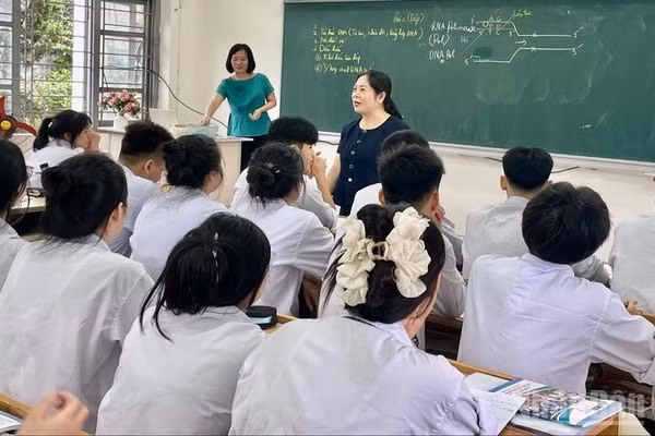 Cô giáo Lục Thúy Hằng, Bí thư Đảng ủy, Hiệu trưởng Trường phổ thông vùng cao Việt Bắc động viên học sinh lớp 12 vượt khó học tốt. (Ảnh: THẾ BÌNH)