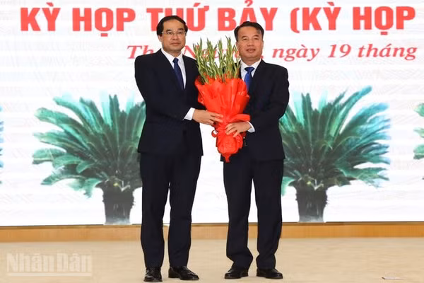 Đồng chí Trịnh Xuân Trường, Ủy viên Trung ương Đảng, Bí thư Tỉnh ủy Thái Nguyên chúc mừng đồng chí Nguyễn Thế Mạnh. (Ảnh THẾ BÌNH)