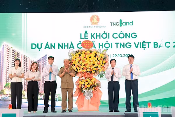 Lãnh đạo tỉnh Thái Nguyên chúc mừng chủ đầu tư Dự án Nhà ở xã hội TNG Việt Bắc 2. (Ảnh: THẾ BÌNH)