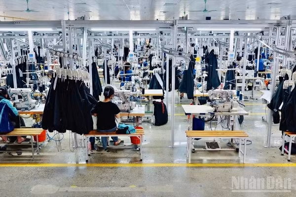 Là doanh nghiệp may mặc xuất khẩu lớn nhất tỉnh Thái Nguyên, doanh thu trong 8 tháng đầu năm 2026 của Công ty cổ phần Đầu tư và Thương mại TNG đạt 7.236 tỷ đồng, tăng 22%. (Ảnh: THẾ BÌNH)