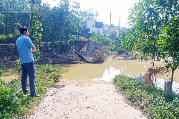 Cầu Đen bị cuốn trôi trong trận lũ lịch sử tháng 10/2025. (Ảnh: THẾ BÌNH)