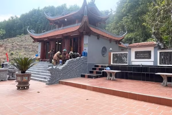 Đền Đót được trùng tu, tôn tạo. (Ảnh: THẾ BÌNH)
