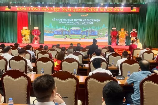 Khai trương tuyến xe buýt điện số 01 tỉnh Thái Nguyên được hành khách quan tâm. (Ảnh: THẾ BÌNH)