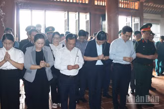 Lãnh đạo tỉnh Quảng Ngãi tưởng nhớ các anh hùng liệt sĩ tại Đền tưởng niệm Liệt sĩ Trường Sơn ở xã biên giới Bờ Y.