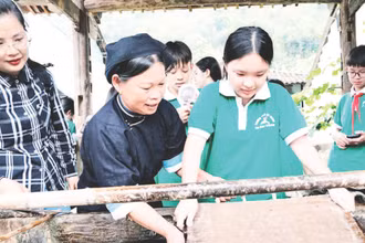 Phát triển du lịch trải nghiệm giúp đồng bào ở làng nghề làm giấy bản Dìa Trên, xã Phúc Sen, tỉnh Cao Bằng cải thiện, nâng cao thu nhập.