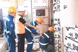 Các kỹ sư đang lắp đặt hệ thống điều khiển.