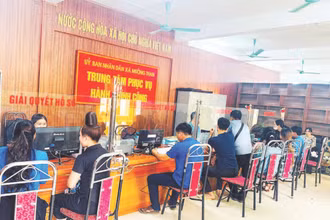 Người dân đến giải quyết thủ tục hành chính tại Trung tâm Phục vụ hành chính công xã Mường Than.
