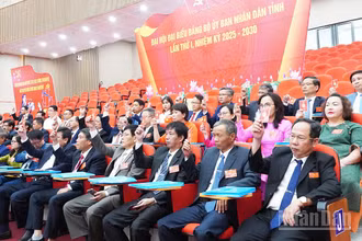 Đại biểu dự Đại hội Đảng bộ Ủy ban nhân dân tỉnh Quảng Ngãi lần thứ nhất, nhiệm kỳ 2025-2030 biểu quyết thông qua Nghị quyết Đại hội. 