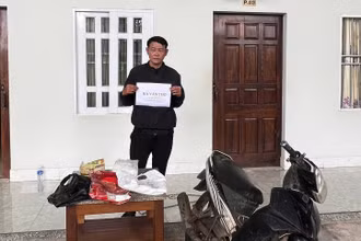 Đối tượng Hà Văn Thơ và tang vật thu giữ. (Ảnh: Ban Chỉ huy Bộ đội biên phòng tỉnh Quảng Ngãi cung cấp)
