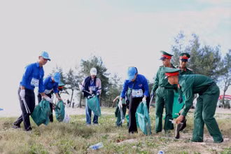 Các lực lượng đã tham gia “Hue Plogging 2025 - Thử thách làm cho Huế sạch hơn”.