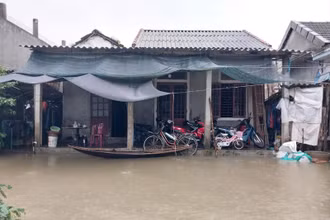 Nước các sông ở mức trên dưới báo động 2 với người Huế thì chưa phải lụt lớn, nhưng khá bất ngờ vì xảy ra giữa mùa hè.