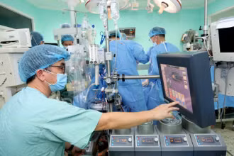 Các y bác sĩ thực hiện ghép tạng tại Bệnh viện Trung ương Huế.
