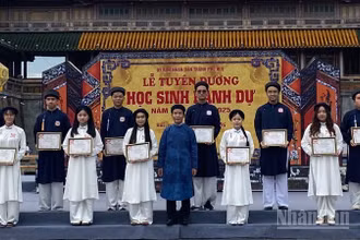 384 học sinh tiêu biểu ở Huế được vinh danh "Học sinh tiêu biểu toàn trường".