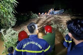 Công an và người dân địa phương dùng dây, áo phao, căng dây vượt suối để tiếp cận hiện trường.