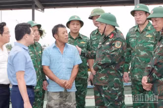 Lãnh đạo Quân khu IV và thành phố Huế kiểm tra phương án phòng, tránh bão, lụt, sạt lở tại các địa bàn xung yếu.