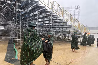 Quân đội đã được huy động giúp Ban Tổ chức thu dọn sân khấu tránh mưa bão.