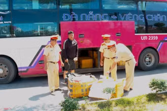 Hơn 1 tấn sụn chân gà bốc mùi phục vụ thực khách ở Đà Nẵng đã bị Cảnh sát giao thông công an thành phố Huế phát hiện, bắt giữ. (Ảnh: Công an cung cấp)