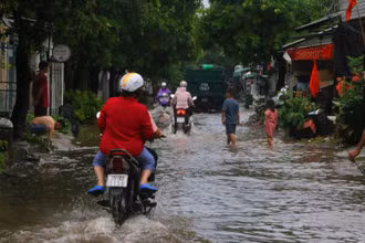 Úng ngập cục bộ ở khu Vân Dương.