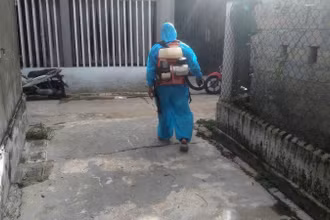 Cơ quan chức năng tiến hành khử khuẩn khu vực phát hiện lợn có dấu hiệu bất thường