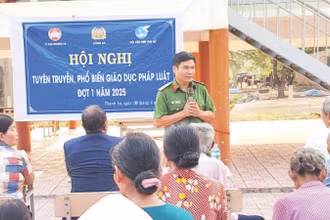 Công an xã Thanh An, huyện Hớn Quản tuyên truyền, phổ biến giáo dục pháp luật cho nhân dân.