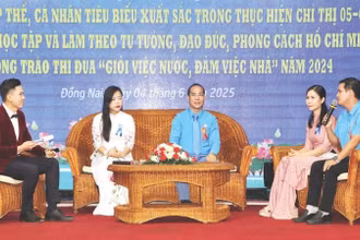 Các tập thể, cá nhân tiêu biểu học tập và làm theo Bác trong công nhân lao động giao lưu, chia sẻ kinh nghiệm tại hội nghị tuyên dương do Liên đoàn Lao động tỉnh Đồng Nai tổ chức.