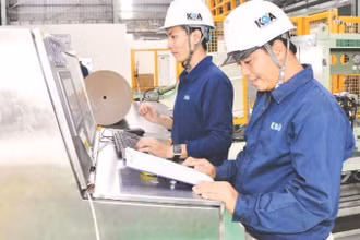 Bà Rịa-Vũng Tàu thu hút các dự án công nghệ cao, thân thiện với môi trường. Trong ảnh: Kỹ sư làm việc tại Nhà máy KOA, Khu công nghiệp chuyên sâu Phú Mỹ 3.