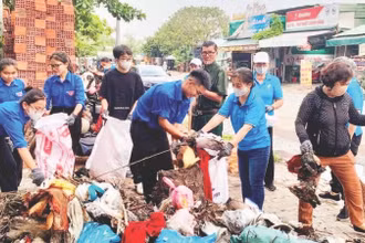 Các đoàn viên, thanh niên và người dân dọn một bãi rác tự phát.