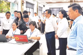 Tổ công tác số 1 khảo sát buổi vận hành thử nghiệm mô hình chính quyền địa phương cấp xã tại trụ sở Ủy ban nhân dân phường Bình Thới. (Ảnh MẠNH HẢO)