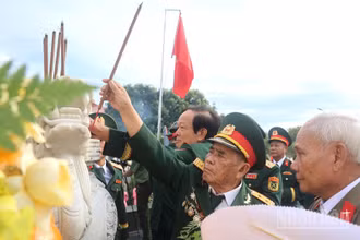 Dâng hương tri ân các Anh hùng liệt sĩ tại Nghĩa trang Liệt sĩ xã Vạn Tường.