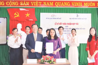 Hai đơn vị ký kết biên bản ghi nhớ hợp tác. (Ảnh HỮU PHÚC)